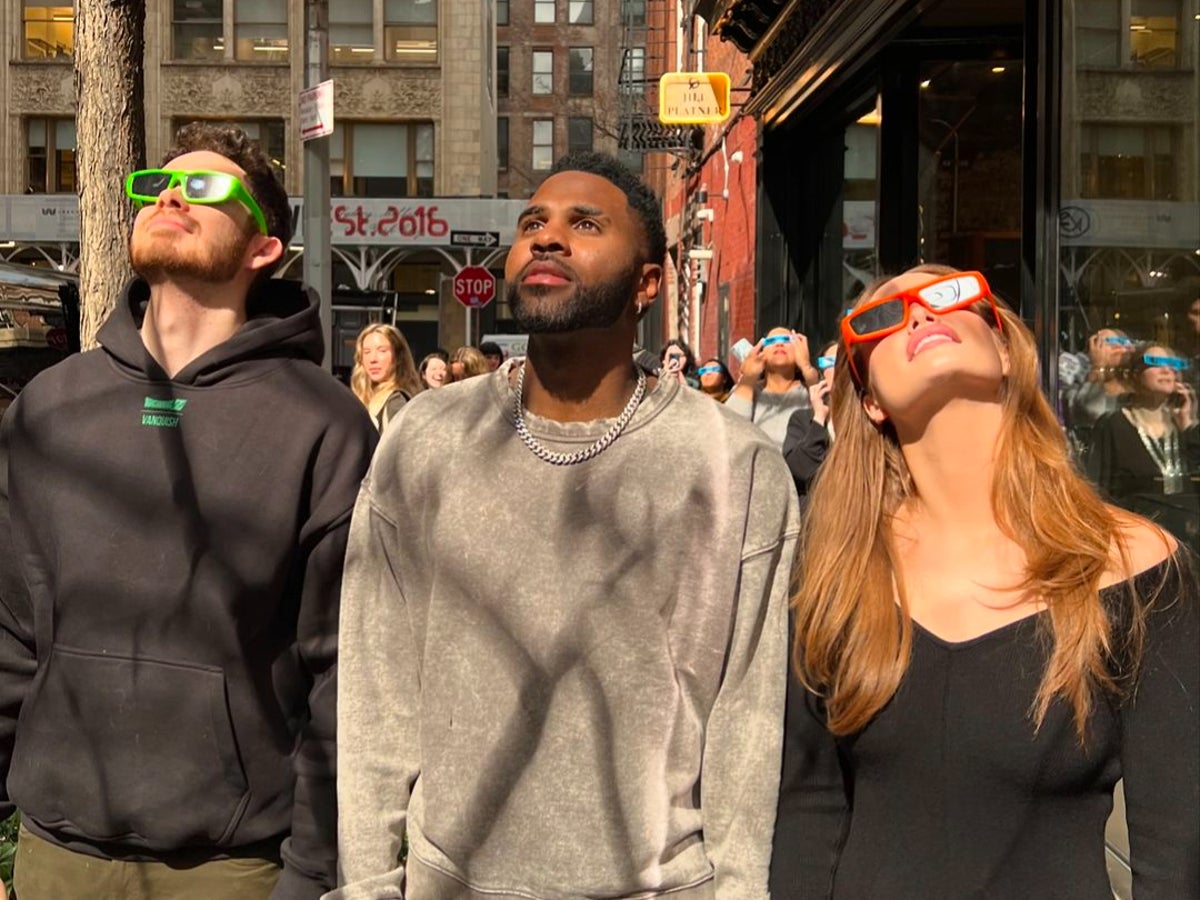 Jason Derulo sparks concern after staring into the sun during solar eclipse