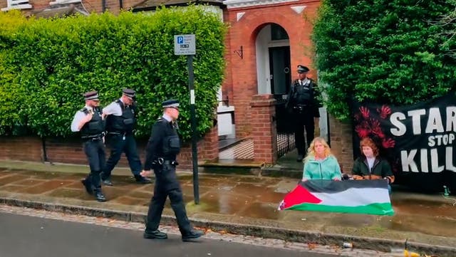 <p>Pro-Palestine protesters hang ‘Starmer stop the killing’ banner outside Labour leader’s house.</p>