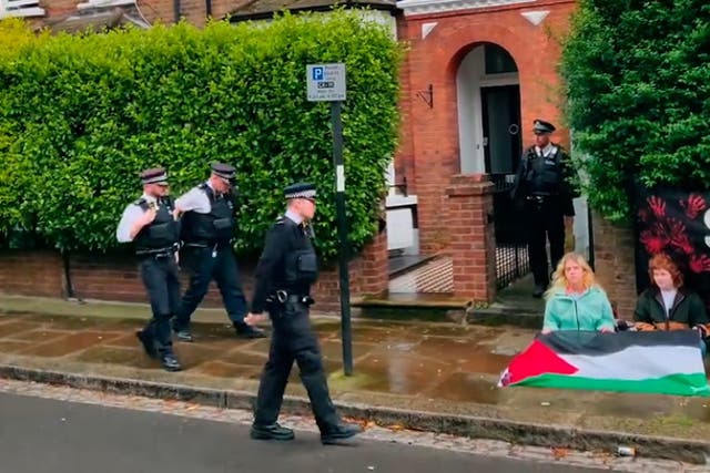 <p>Pro-Palestine protesters hang ‘Starmer stop the killing’ banner outside Labour leader’s house.</p>