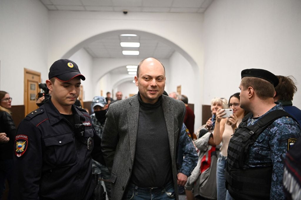 Russian opposition activist Vladimir Kara-Murza is escorted for a hearing at the Basmanny court in Moscow on October 10, 2022