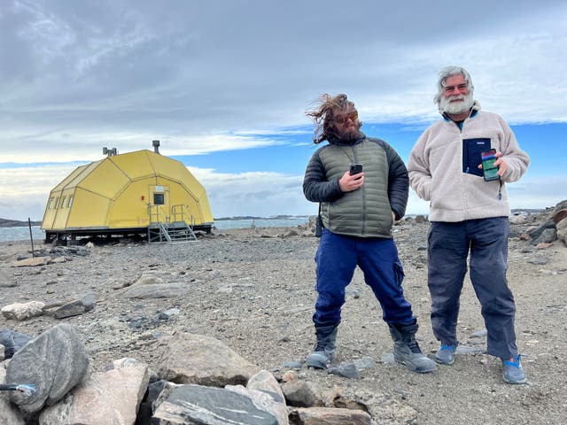 <p>Raimon and Pete pictured here using PokemonGo in Antarctica </p>