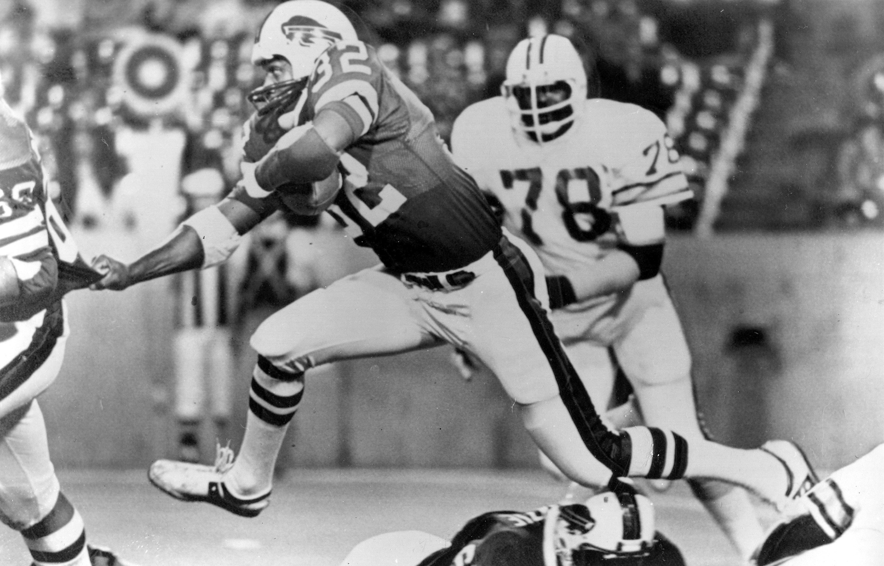 Simpson plays running back for the Buffalo Bills in 1977