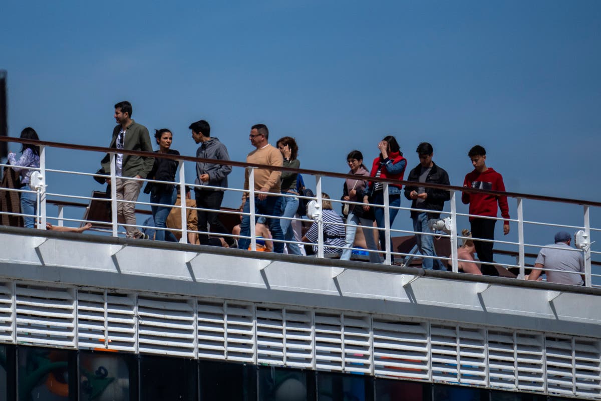 España deportará a decenas de cruceristas tras ser arrojados del barco