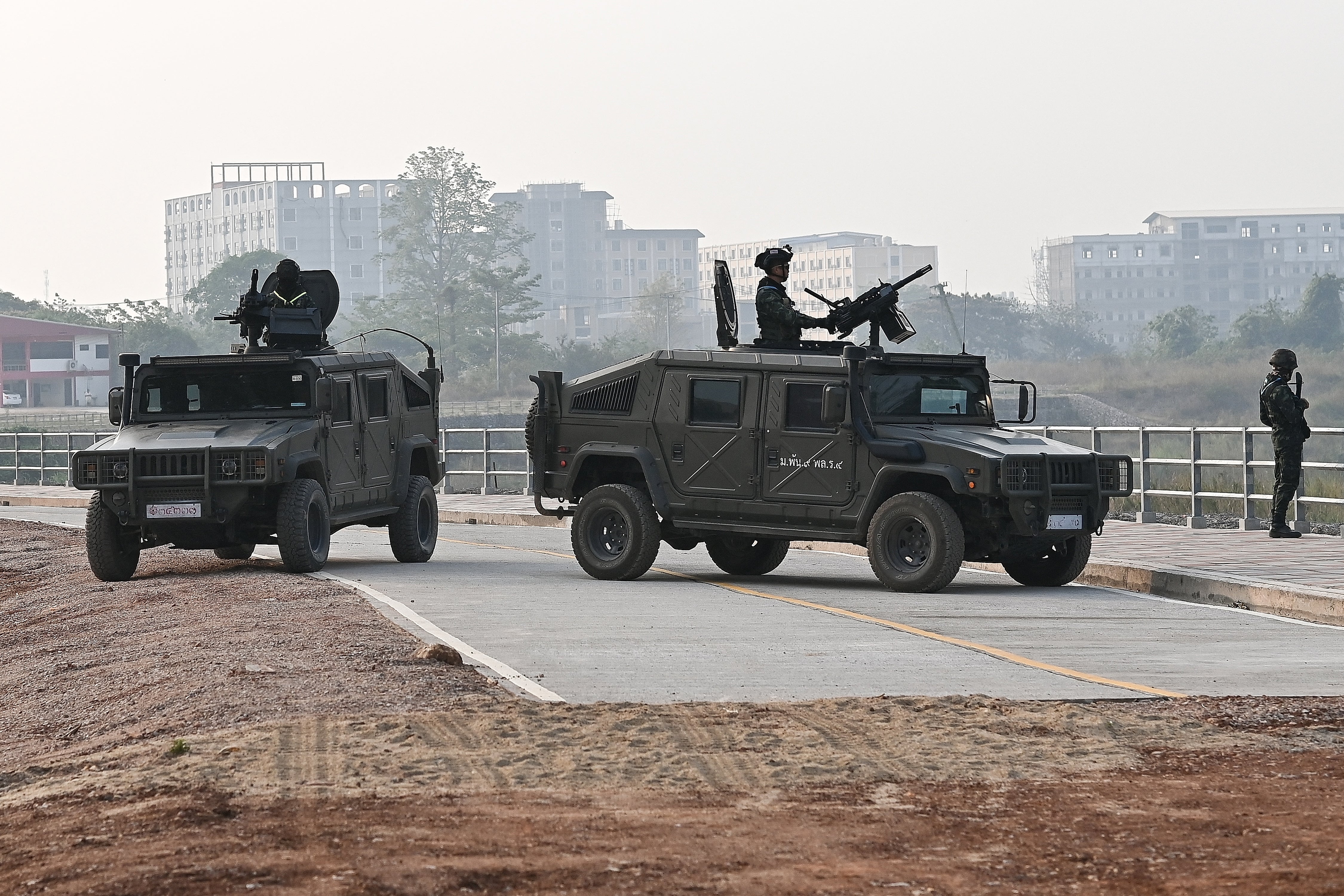 <p>File. Thai military personnel keep watch atop armoured vehicles along the Moei river on the Thai side, next to the 2nd Thai-Myanmar Friendship Bridge, in Thailand's Mae Sot district on 12 April 2024</p>