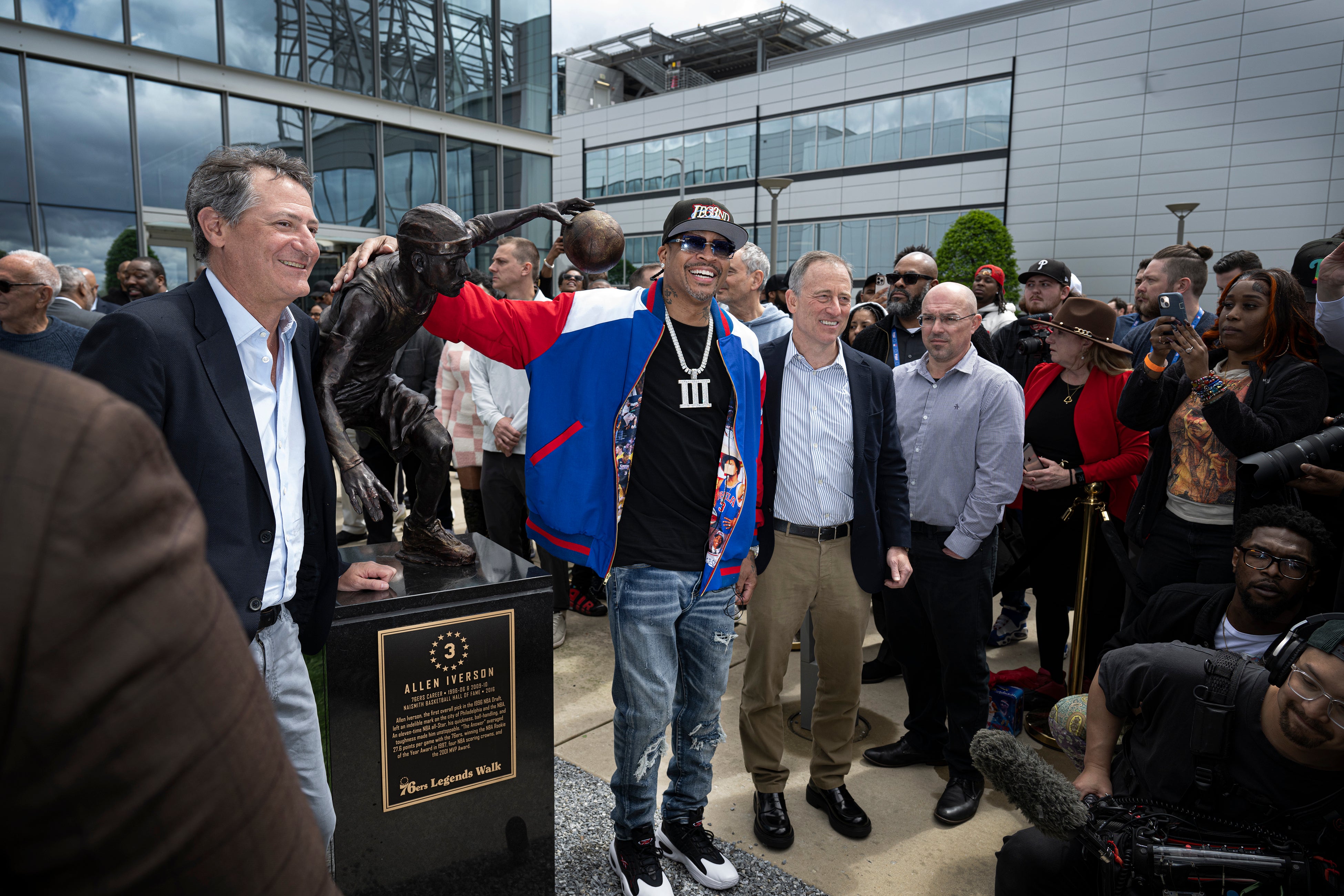 76ers Iverson Statue