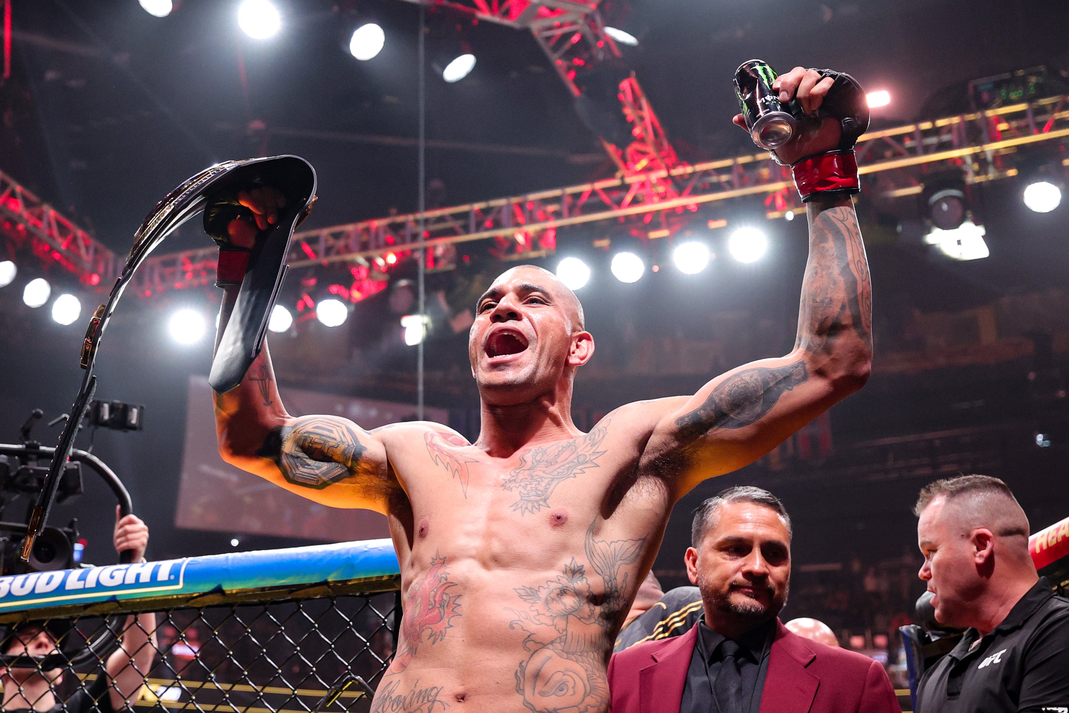 Alex Pereira retained the light-heavyweight strap at UFC 300