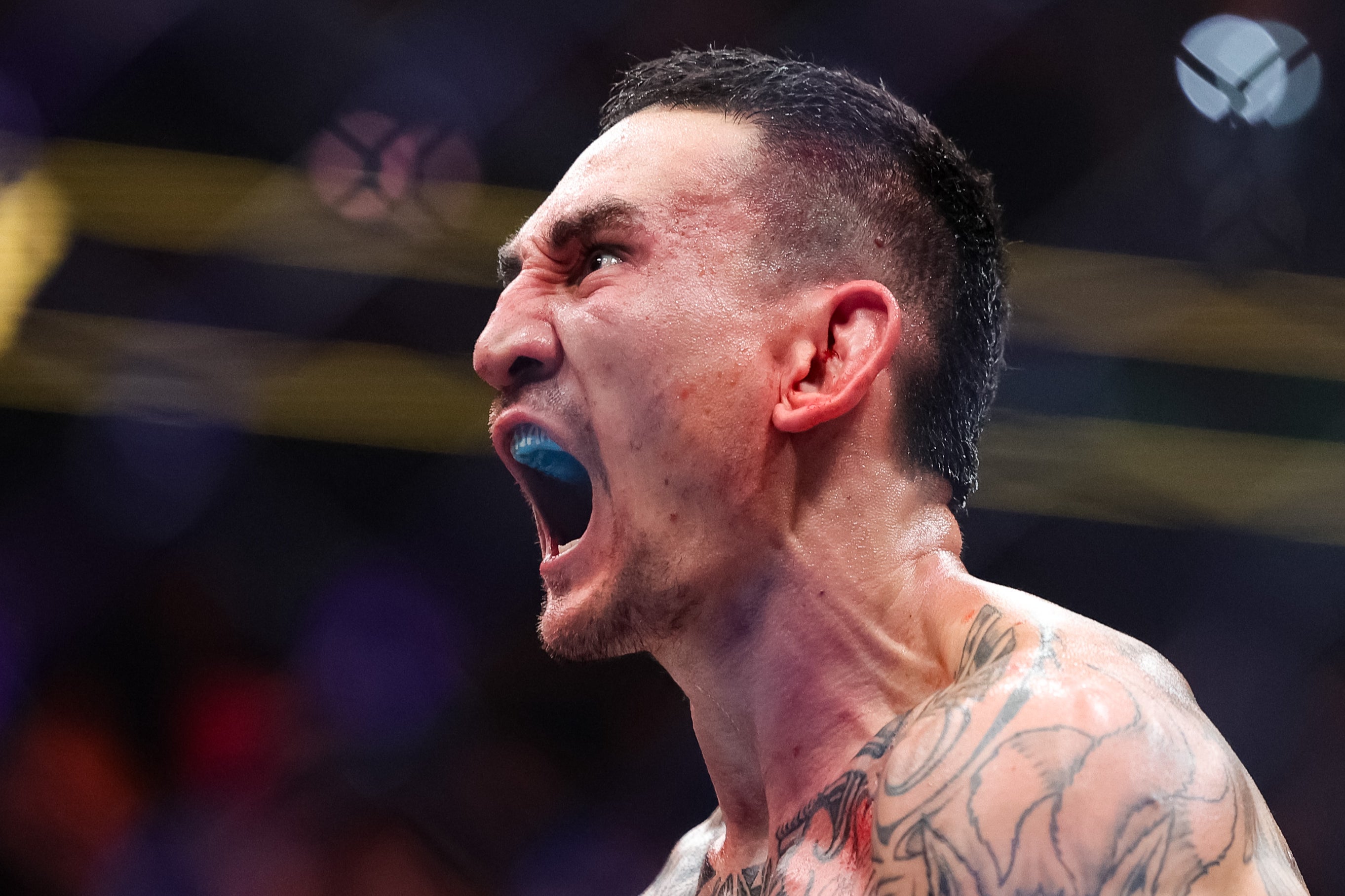 Max Holloway faceplants Justin Gaethje with all-time great KO in final second of UFC 300 fight