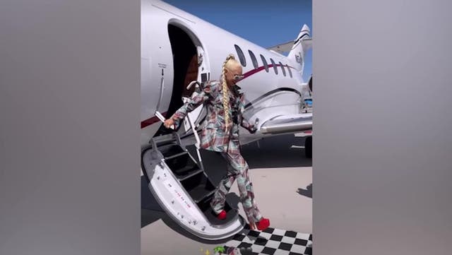 <p>Gwen Stefani arrives at Coachella on private jet ahead of No Doubt reunion.</p>