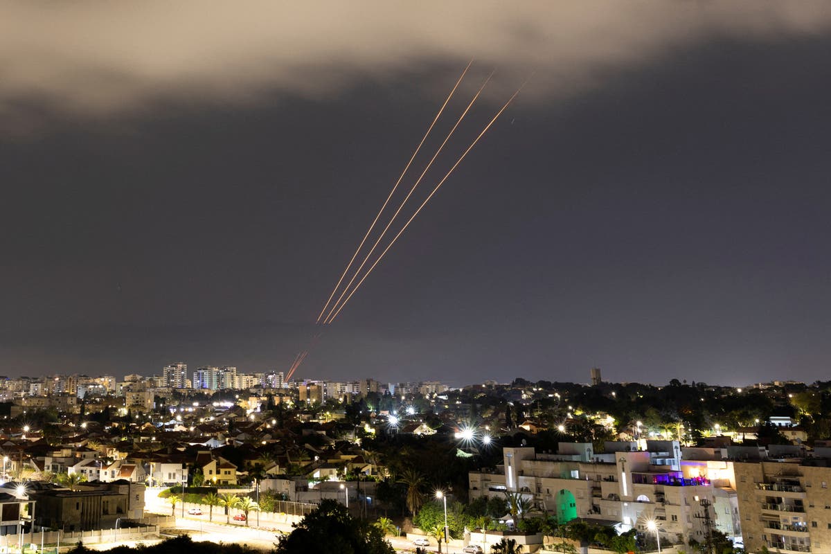 Attacco Iran-Israele in diretta: Tel Aviv avverte che il conflitto è lungi dall'essere finito dopo l'abbattimento di droni e missili di Teheran