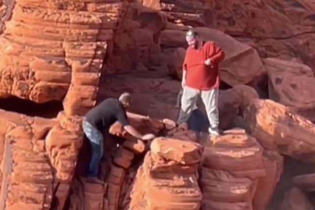 <p>Un vídeo muestra a dos visitantes escalando formaciones de roca roja y empujando grandes trozos al suelo en el Parque Nacional del Lago Mead </p>
