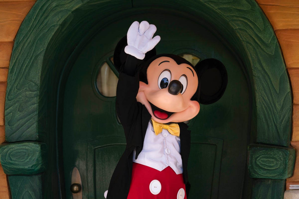 Disneyland performers file petition to form labor union