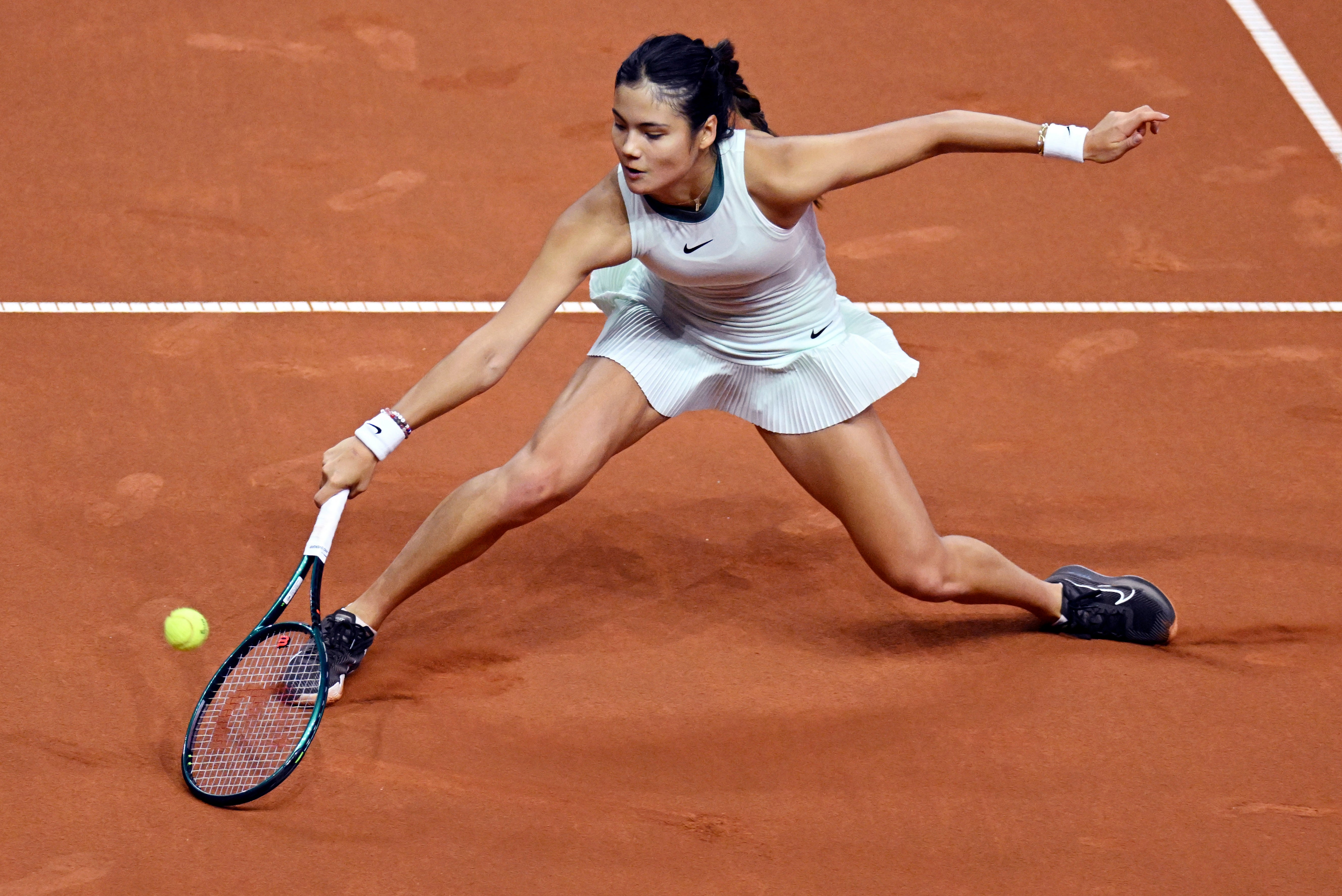 <p>Emma Raducanu breezed past Angelique Kerber in straight sets </p>