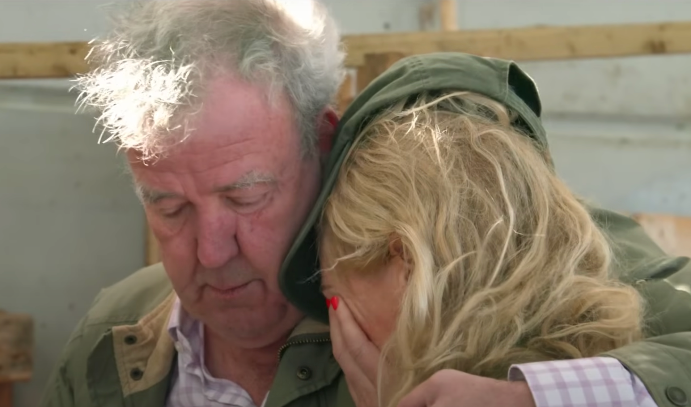 Clarkson is seem comforting his girlfriend Lisa