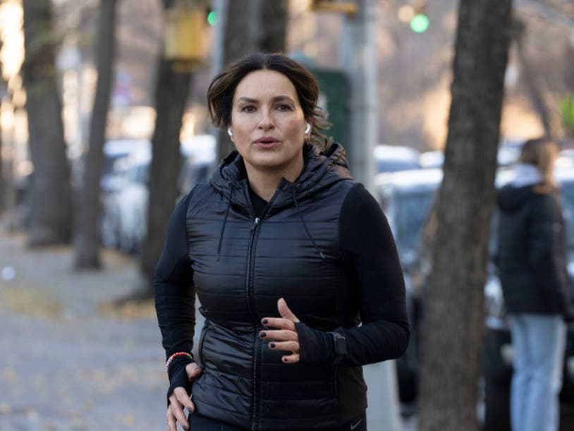 Law & Order's Mariska Hargitay helps lost child who mistook her for a real police offer - Vimarsana News