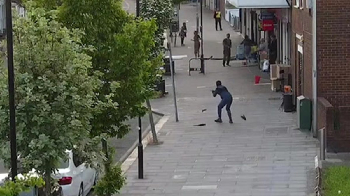 Gunman opens fire on busy London street in front of terrified children thumbnail