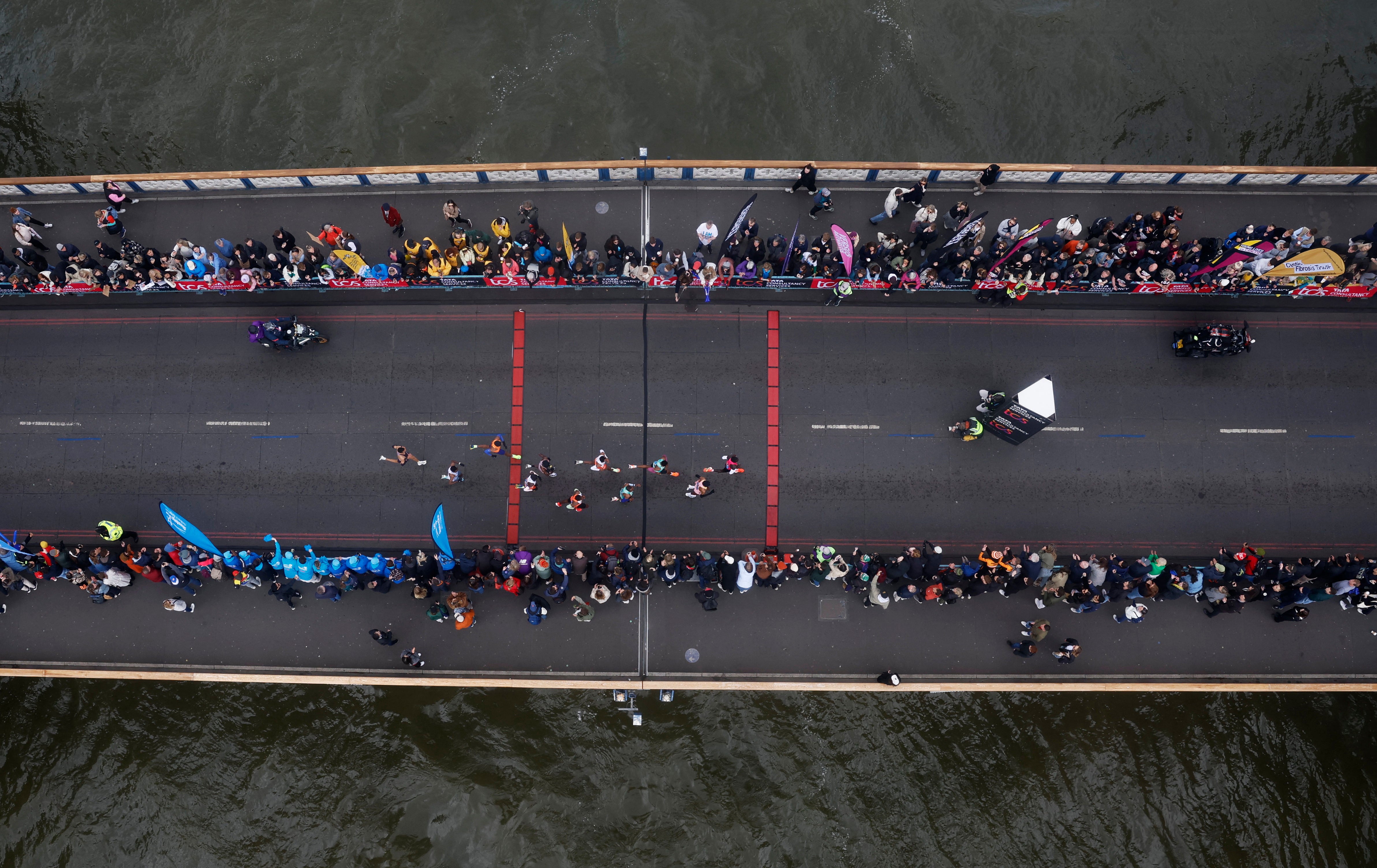 The men’s elite race crosses Tower Bridge