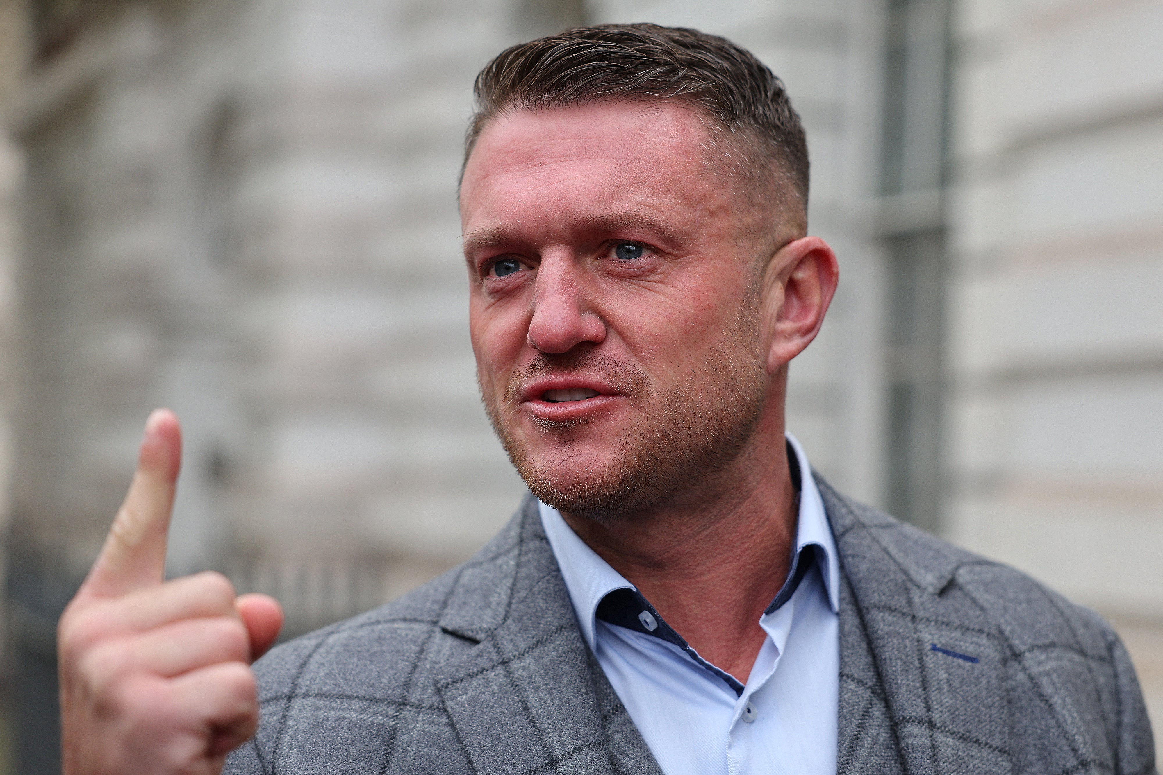 Tommy Robinson trial: Met officer admits mistake on order allegedly ...