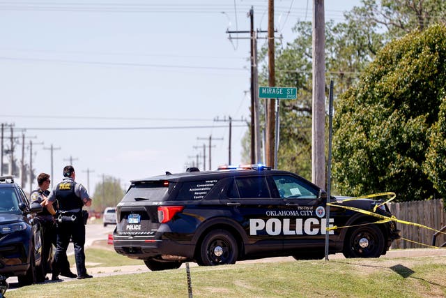 <p>Polcie on the scene of the shootings in Oklahoma City </p>