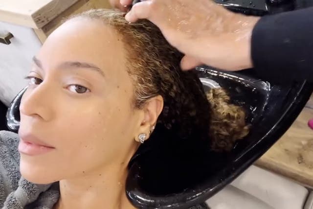 <p>Beyoncé shares rare glimpse of natural hair in behind-the-scenes transformation.</p>