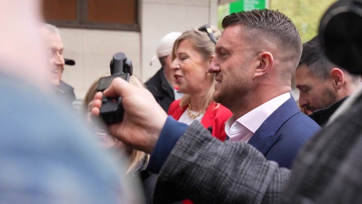 <p>Tommy Robinson arrives at court accompanied by Katie Hopkins.</p>