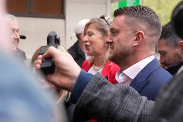 <p>Tommy Robinson arrives at court accompanied by Katie Hopkins.</p>