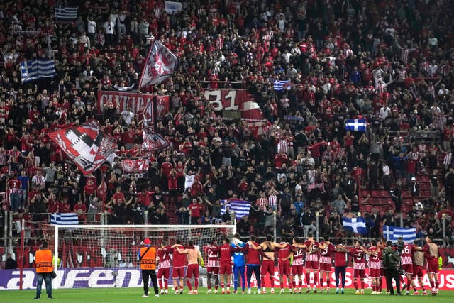 <p>Olympiakos players celebrates in front of their fans after the end of the Europa Conference League quarter final first leg soccer match between Olympiacos and Fenerbahce</p>