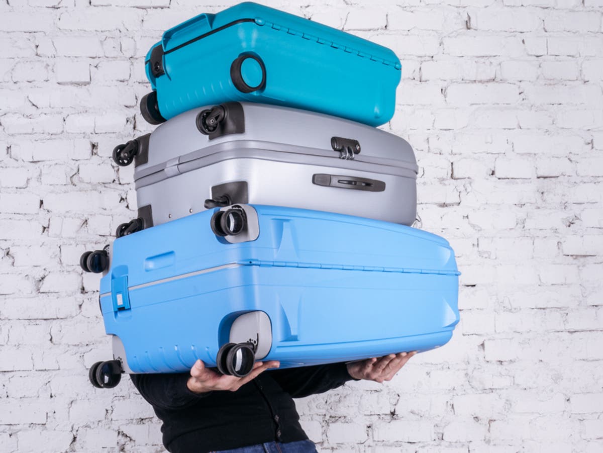 Traveller sparks debate after refusing to help carry partner&rsquo;s luggage