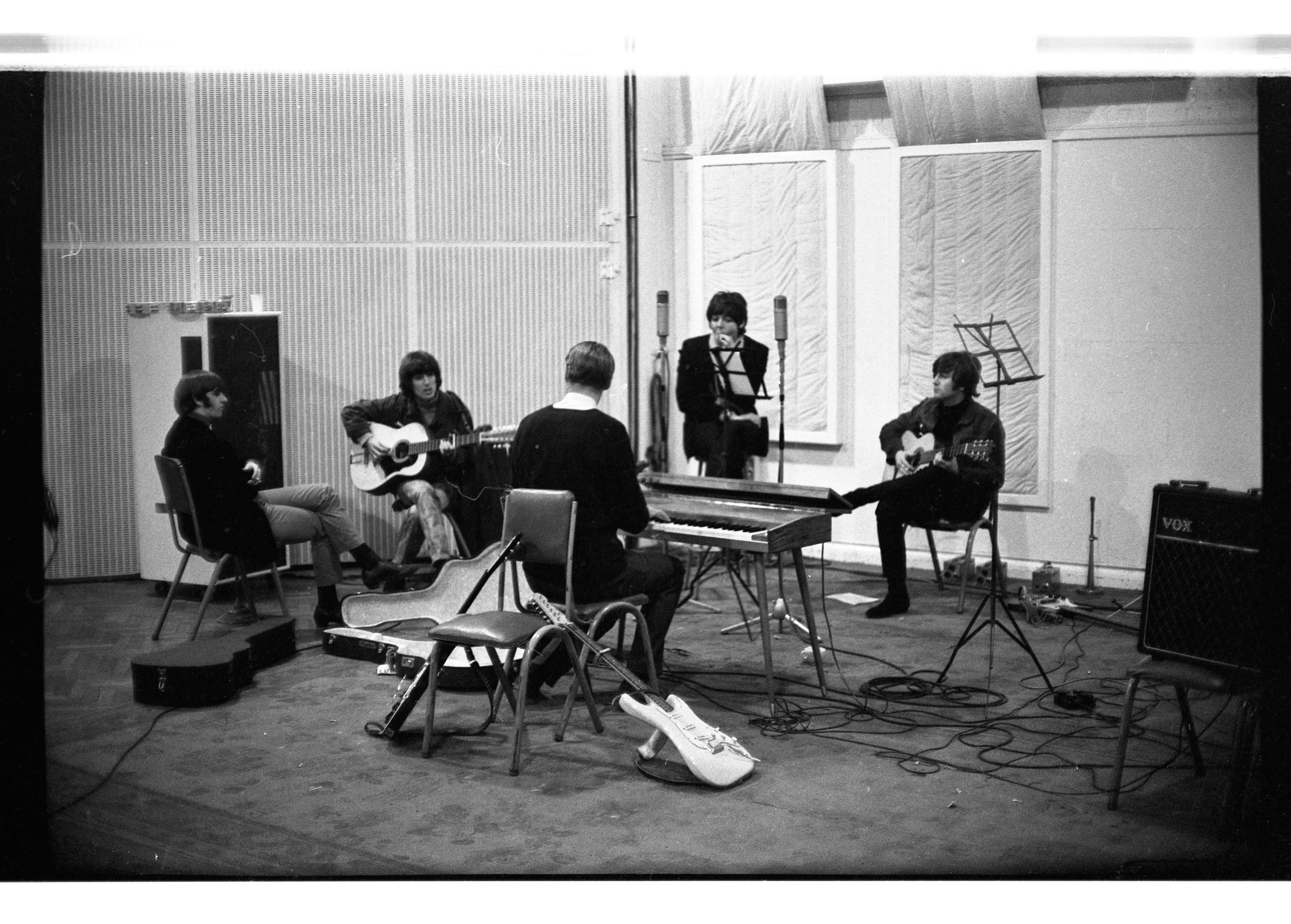 George Harrison tocando guitarra durante uma sessão de estúdio dos Beatles