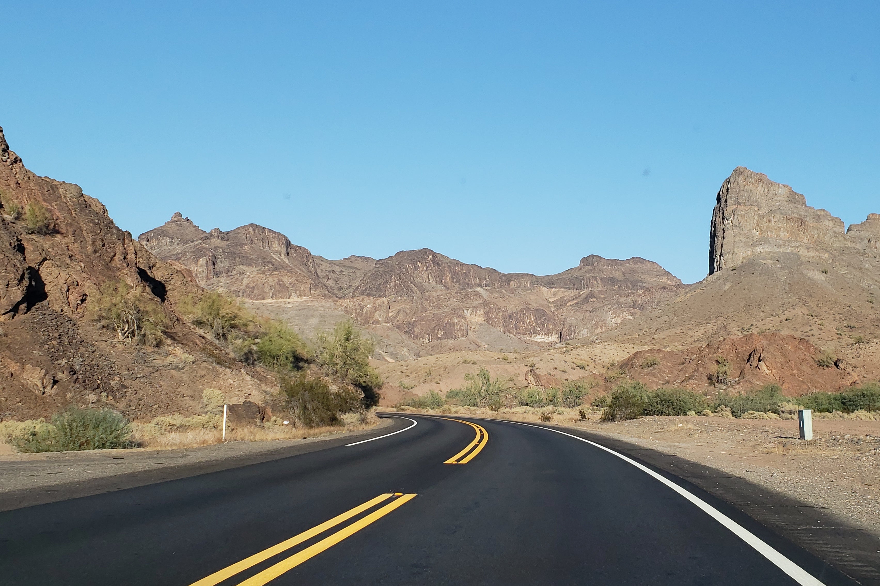 The Mohave mountains are a backdrop on Route 95 to Lake Havasu