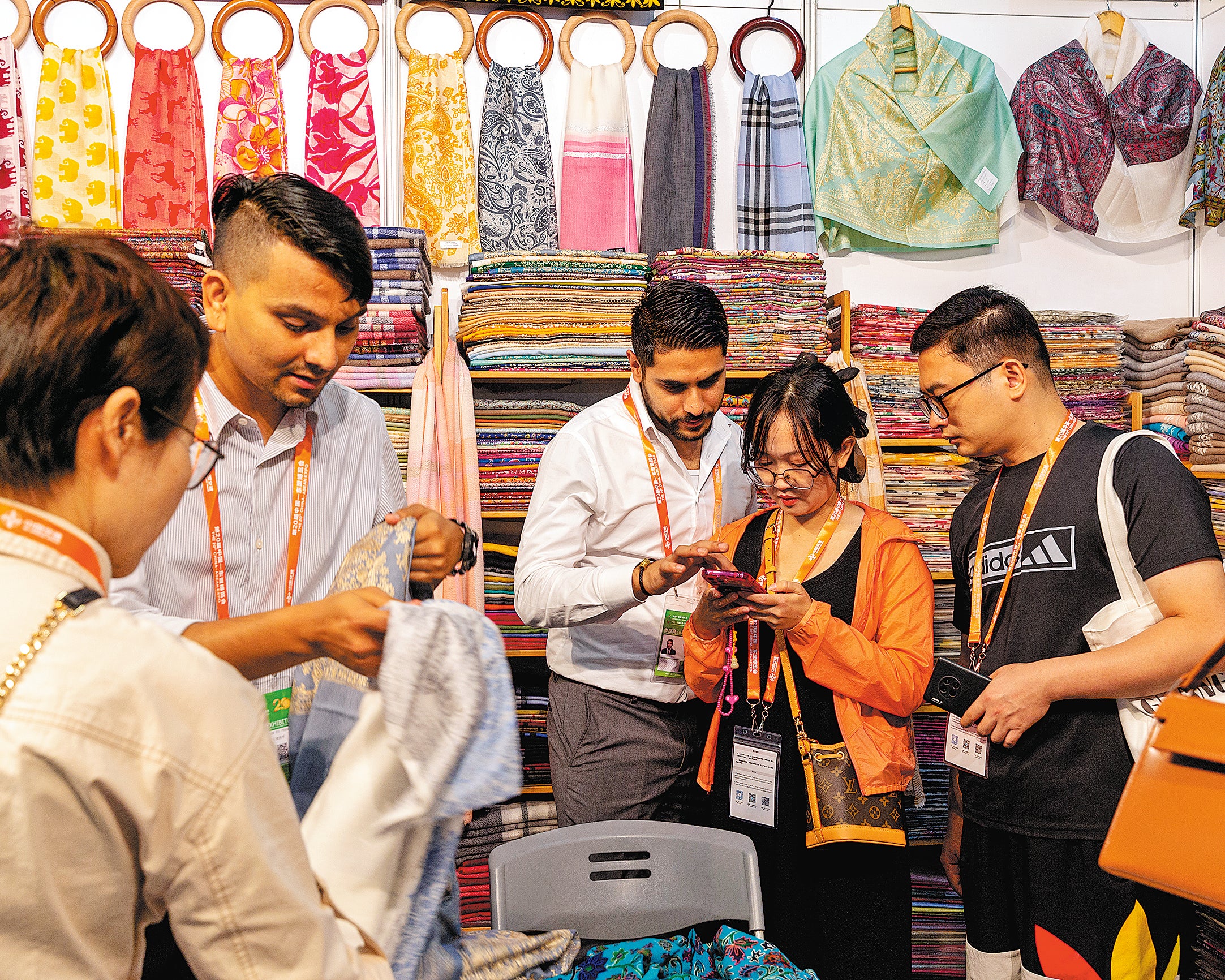 Visitors purchase cashmere products through mobile payment methods in Nanning, Guangxi Zhuang autonomous region