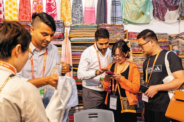 <p>Visitors purchase cashmere products through mobile payment methods in Nanning, Guangxi Zhuang autonomous region </p>