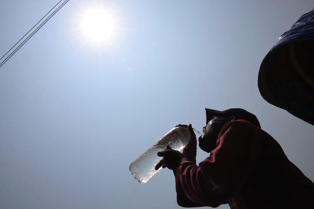 <p>A man drinks cold water at noon during a heatwave in Dhaka, Bangladesh </p>