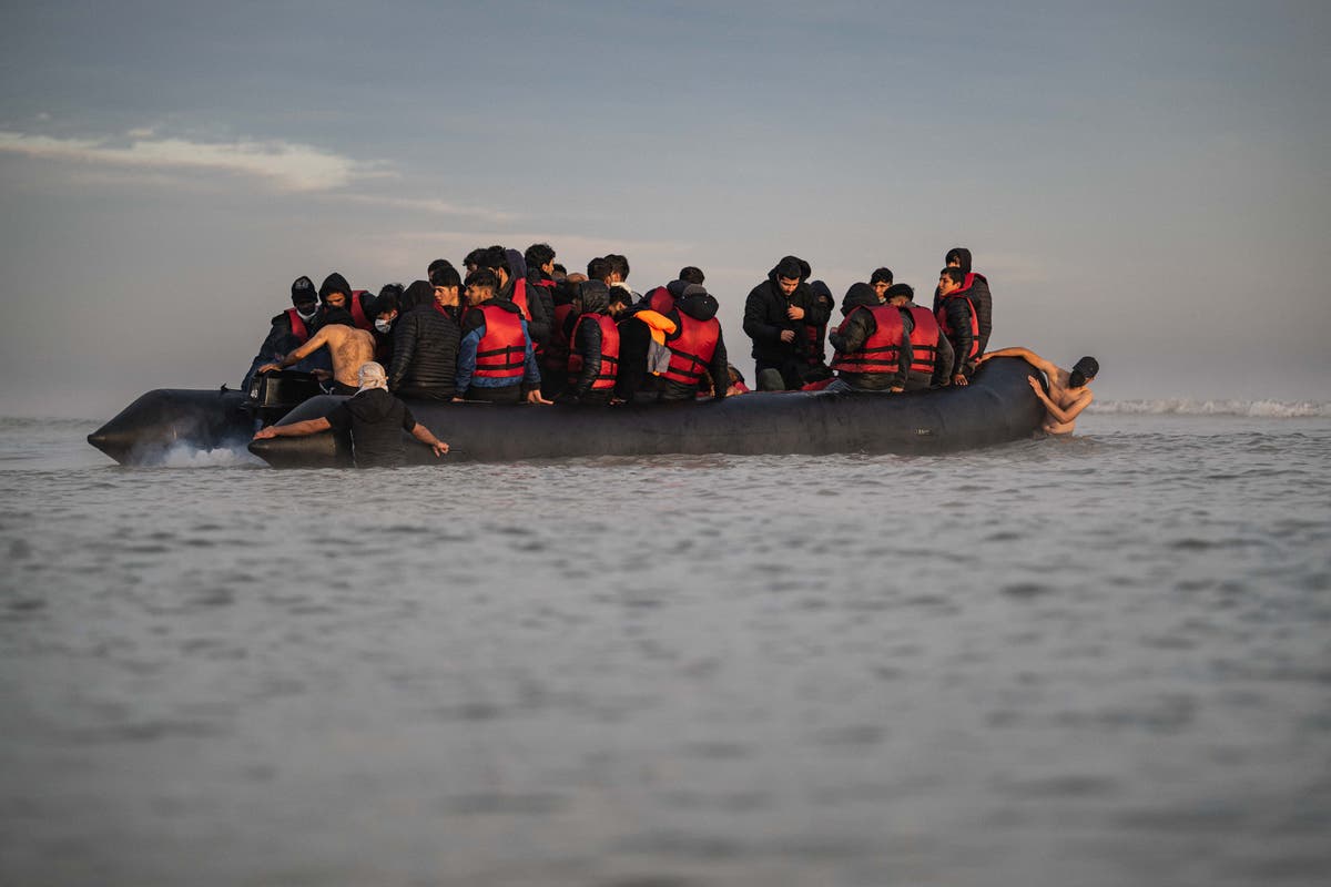 A migránsok azzal vádolják a francia rendőrséget, hogy a La Manche csatornán való átkelésre kényszerítették őket, mivel a számok új rekordot döntöttek
