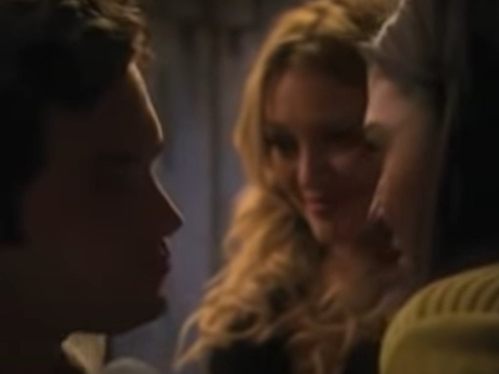 ‘Gossip Girl’ depicts a threesome between a couple and their best friend