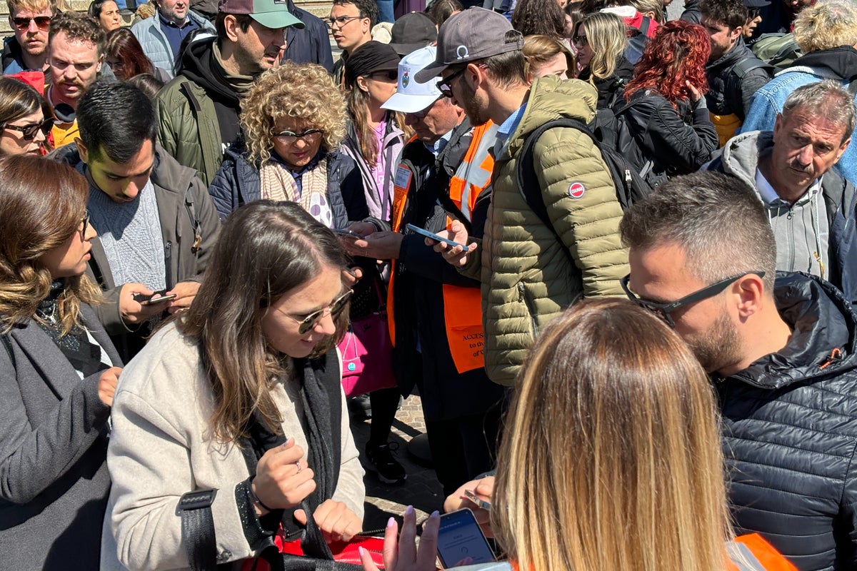 Calls to raise Venice entry fee to stem ‘obscene rivers of tourists’