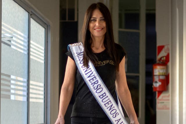 <p>La nueva Miss Universo Buenos Aires 2024, Alejandra Rodríguez, posa para una foto en La Plata, provincia de Buenos Aires, Argentina, el 24 de abril de 2024 </p>