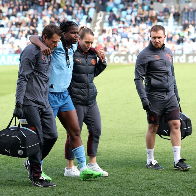 <p>Shaw picked up the foot injury in the 5-0 win over West Ham  </p>