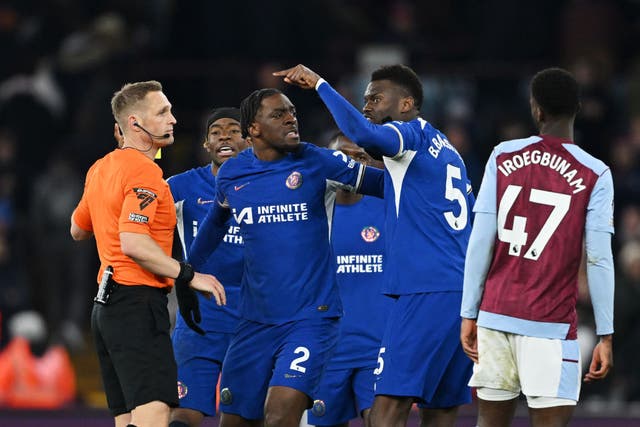<p> Referee Craig Pawson is confronted by Noni Madueke and Benoit Badiashile after Axel Disasi’s winner was disallowed</p>