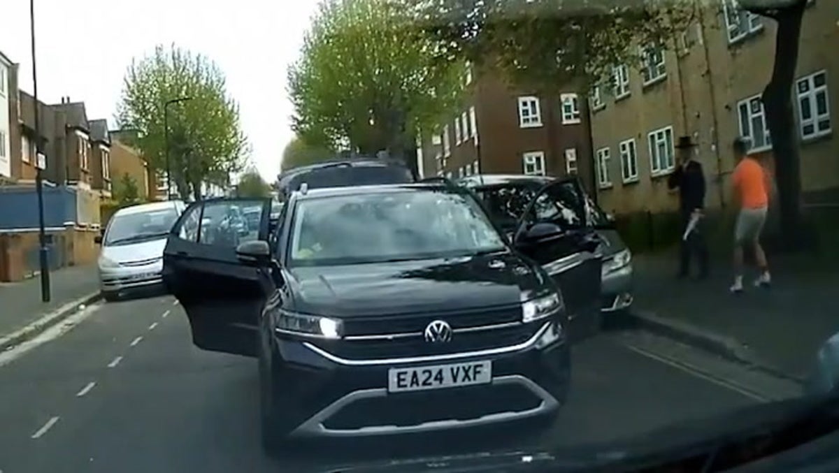 Moment men appear to try and ‘force Jewish pedestrian into car boot’ in London