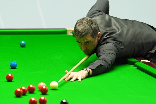 <p>Ronnie O'Sullivan plays a shot during his match with Ryan Day</p>