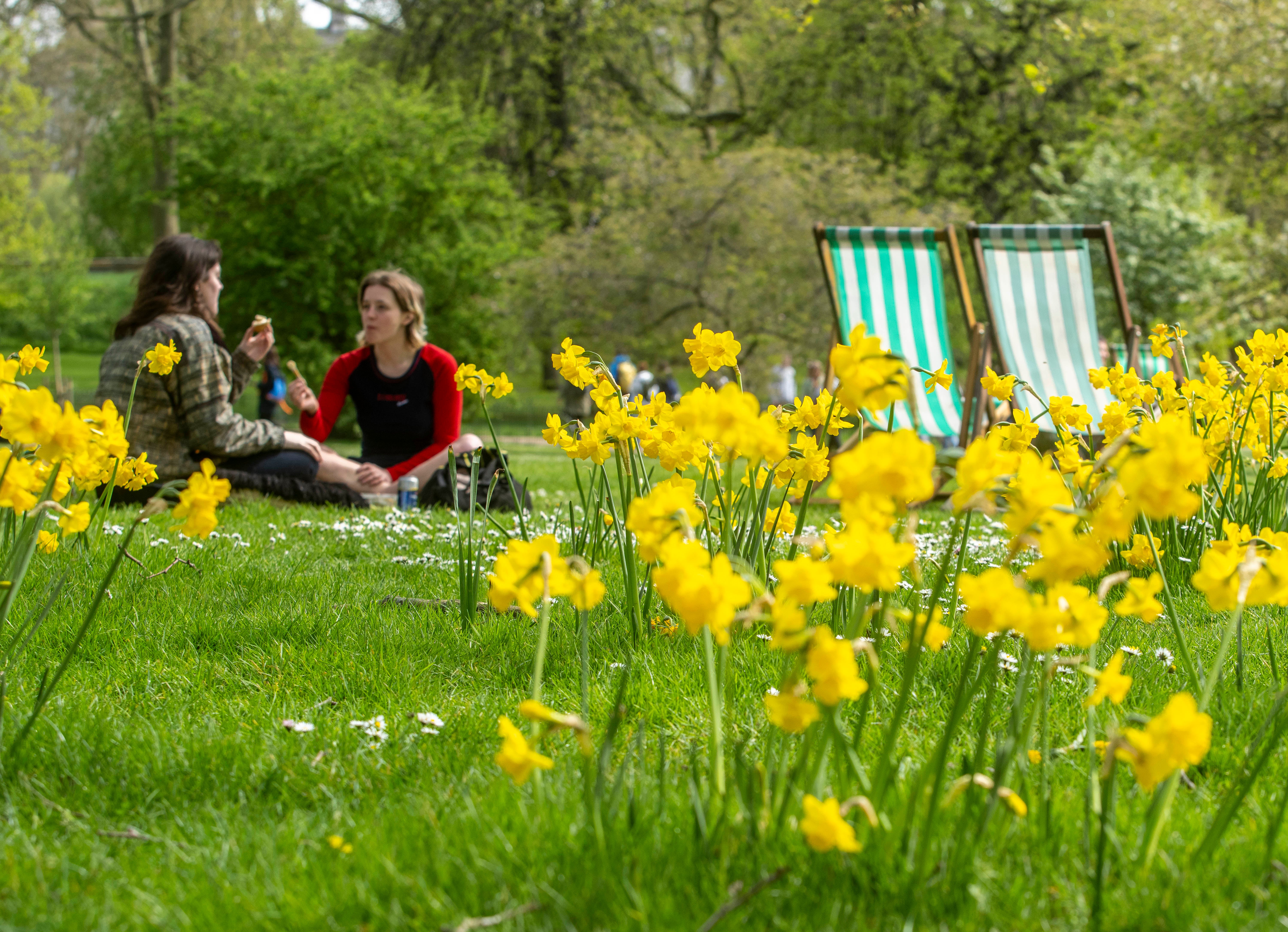 UK will see temperatures rise b up to 9C in 24 hours up to Tuesday afternoon