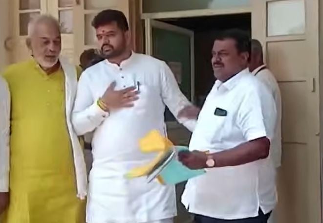 <p>MP Prajwal Revanna (C) has been accused of sexual abuse</p>