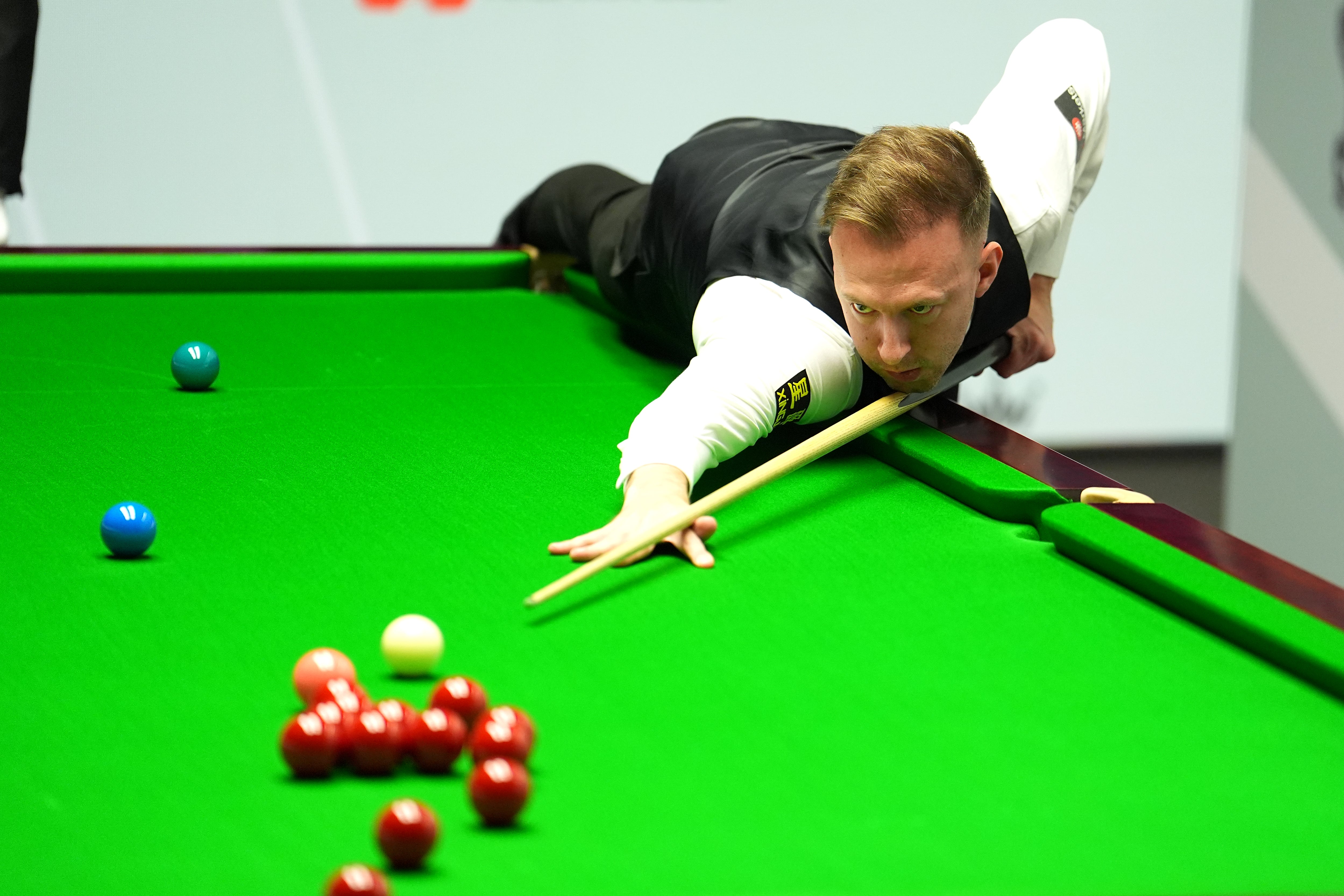 Judd Trump in action against Jak Jones