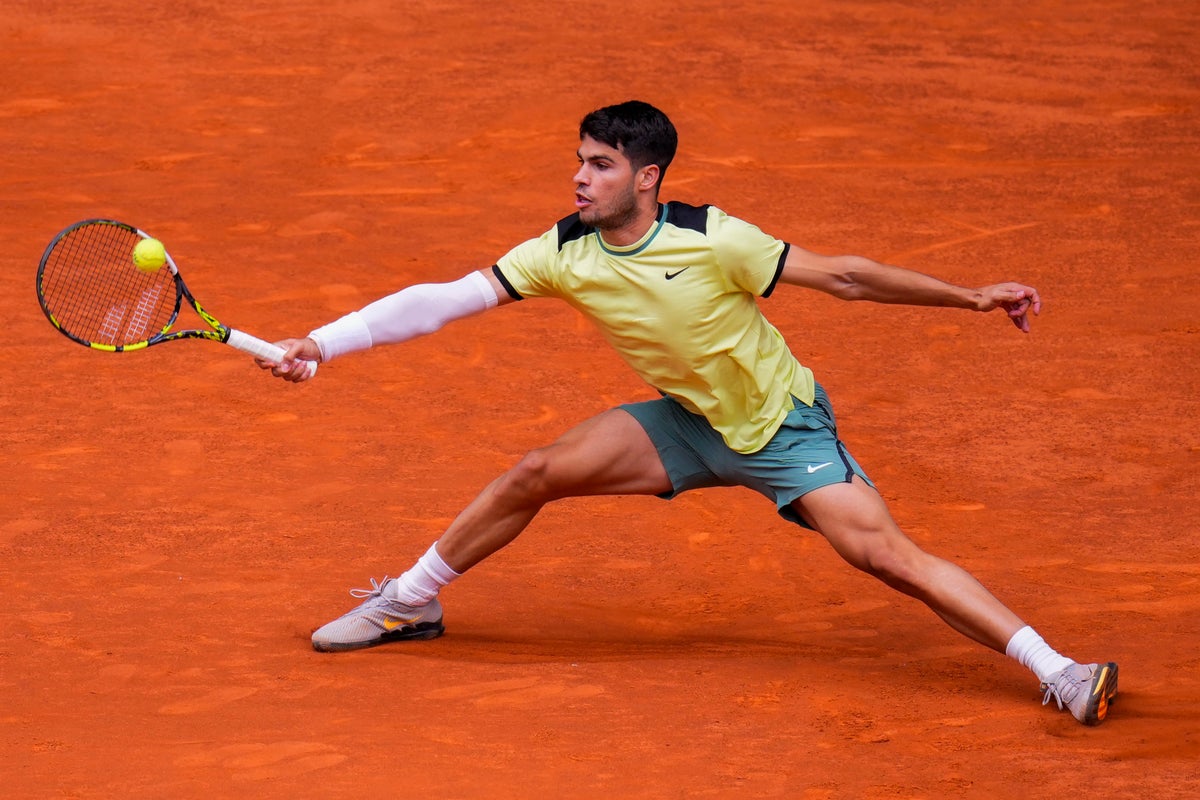 Carlos Alcaraz and Iga Swiatek fight through testing matches to advance at Madrid Open