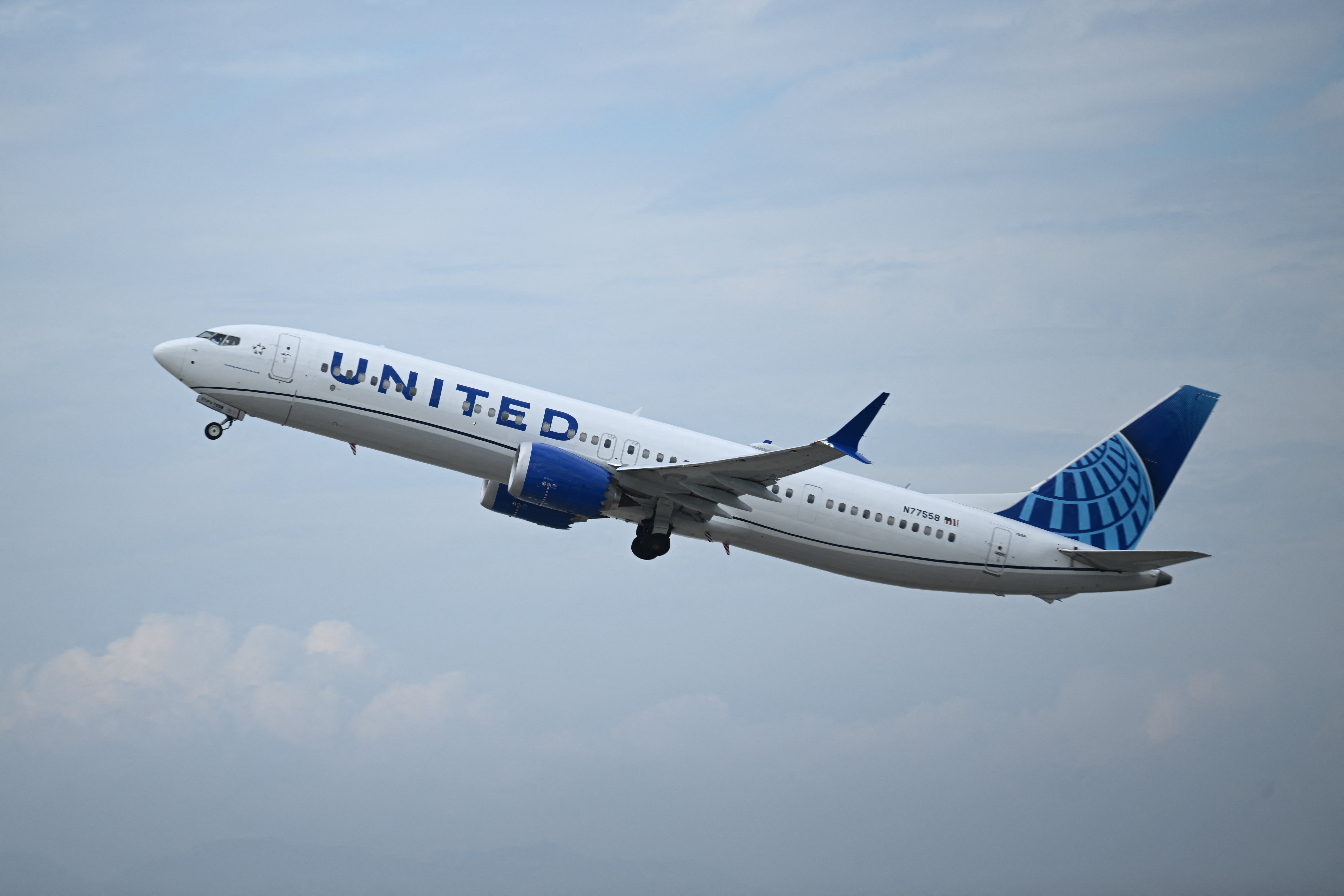 Um avião Boeing 737 MAX 9 da United Airlines decola do Aeroporto Internacional de Los Angeles