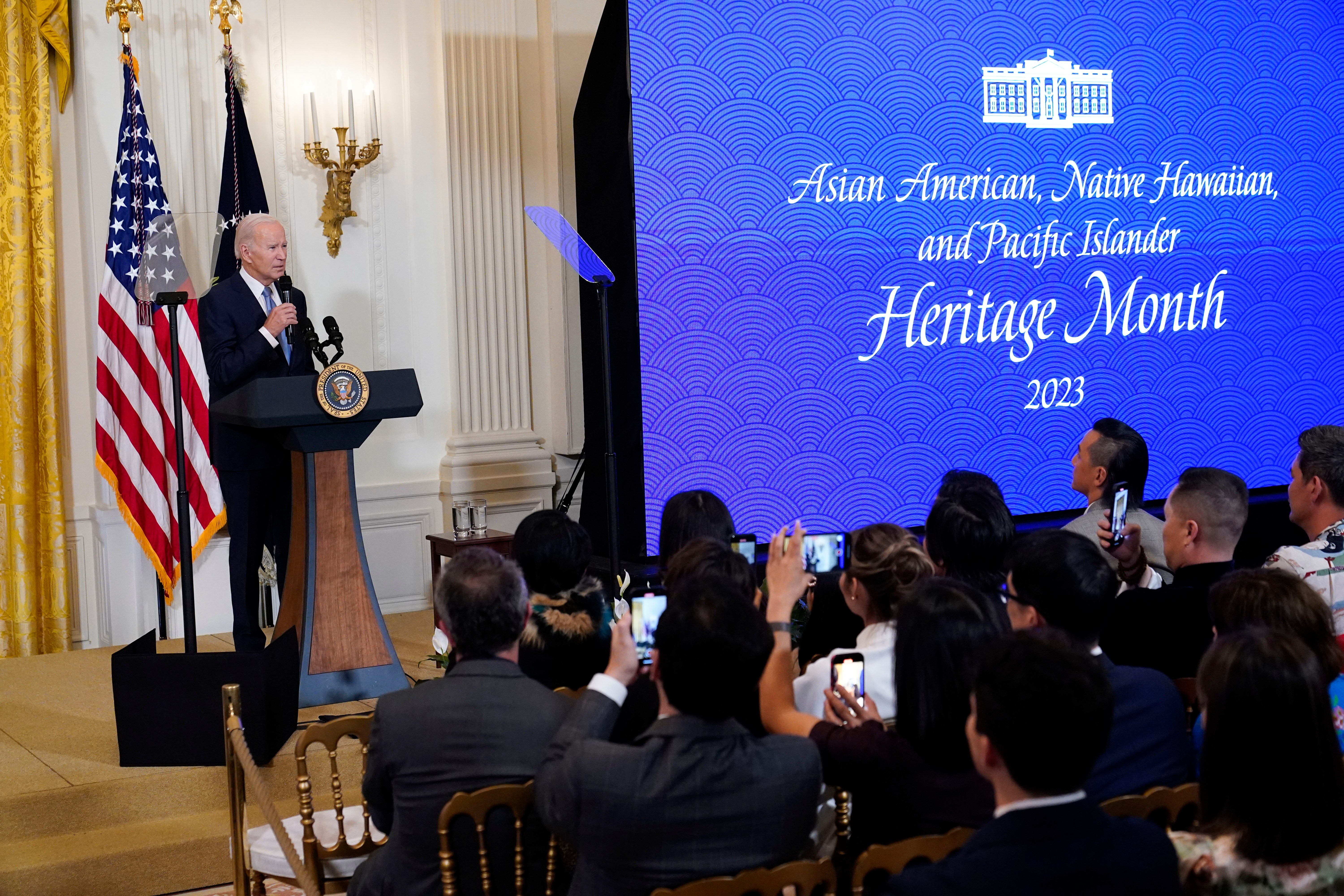 El presidente Joe Biden habla antes de una proyección de la serie "American Born Chinese" en la Sala Este de la Casa Blanca en Washington, en celebración del Mes de la Herencia de Asiático, Nativos e Isleños del Pacífico, el 8 de mayo de 2023 en esta foto de archivo