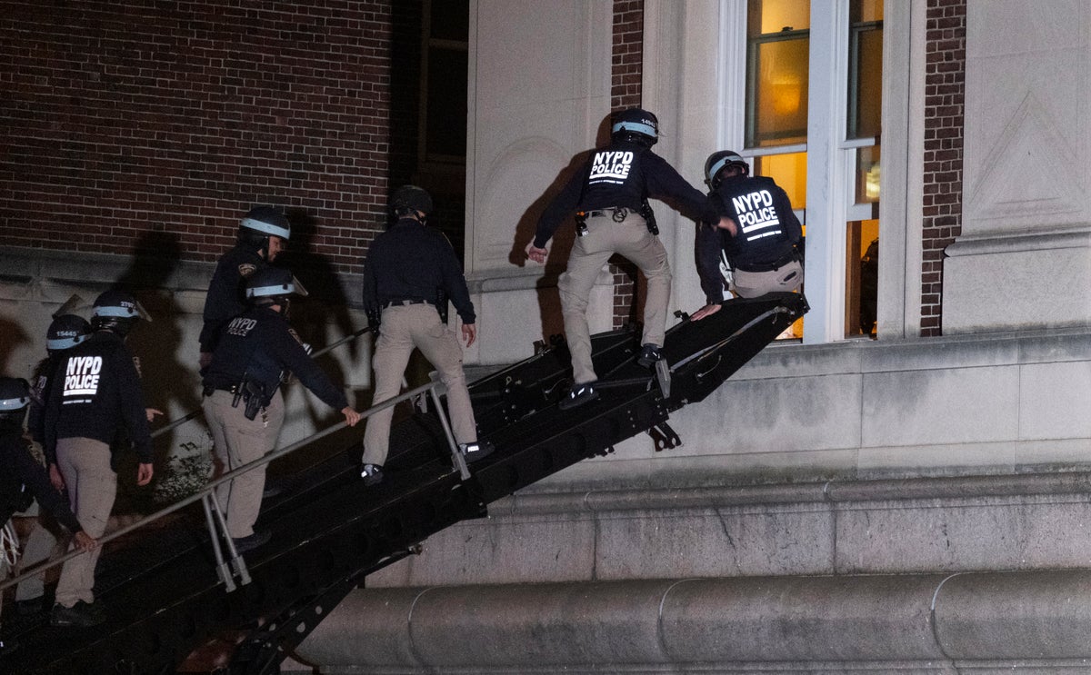 Moment NYPD uses ladders to enter Hamilton Hall and remove Gaza protesters