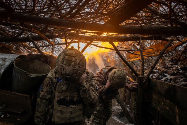 <p>Ukrainian soldiers fire on Russian positions in eastern Donetsk</p>