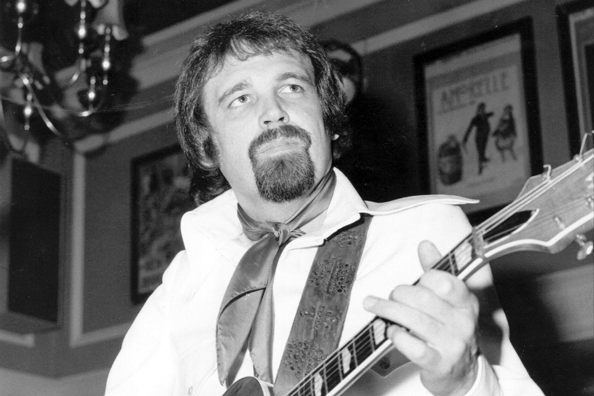 Duane Eddy, pioneering ‘Peter Gunn’ guitarist, dies aged 86