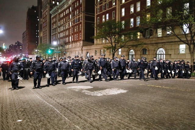 <p>NYPD officers in riot gear march onto Columbia University campus</p>